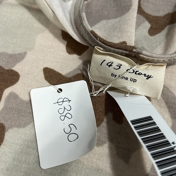 143 Story by Line Up medium short sleeve t-shirt v-neck camo print white stars - Picture 5 of 6